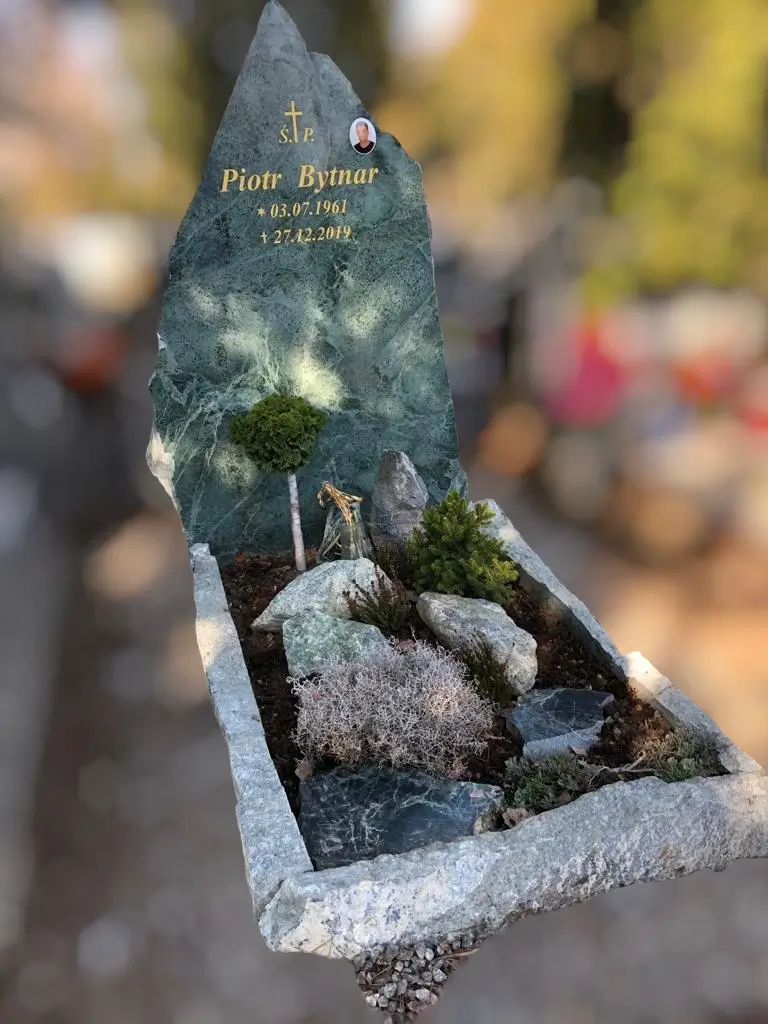 Nagrobek szlifowany monolit z serpentynitu