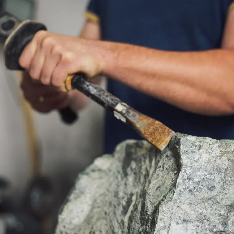 Ręka mężczyzny trzymającego dłuto