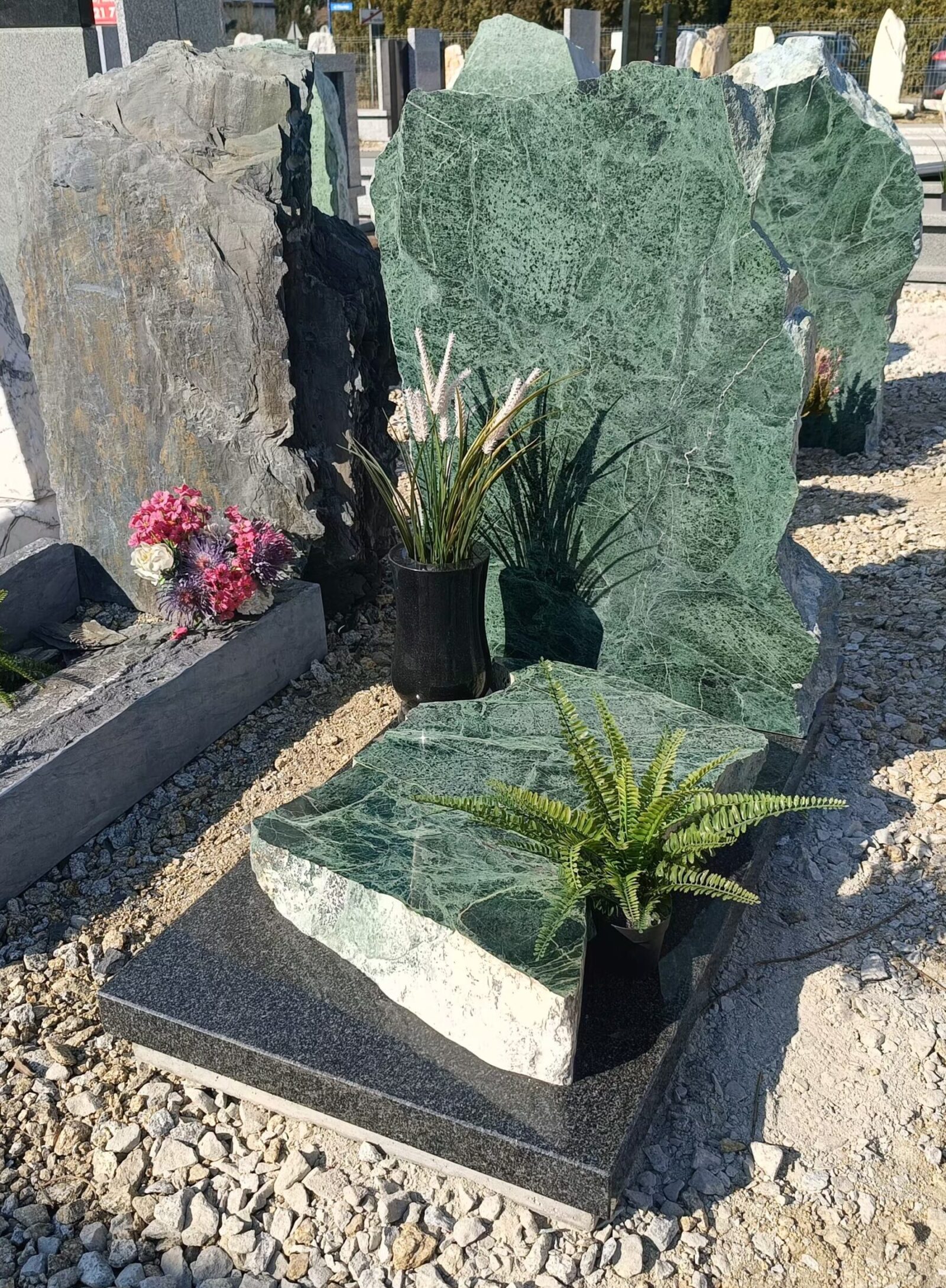 NAGROBEK SKALNY URNOWY Z SERPENTYNITU